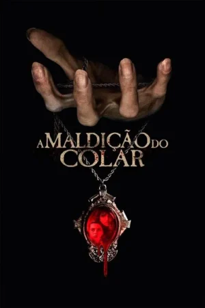 Pôster sombrio: Uma mão envelhecida segura uma corrente. Dela pende um medalhão com dois rostos infantis, banhados em sangue que escorre.