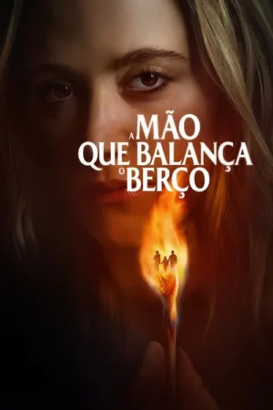 Close-up do rosto de uma mulher. Uma mão segura um fósforo aceso com silhuetas de família na chama. Clima sombrio e tenso.