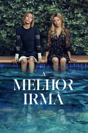 Duas mulheres de semblante sério sentam na borda de uma piscina com os pés na água. Folhagem verde ao fundo. Fita de cena de crime submersa.