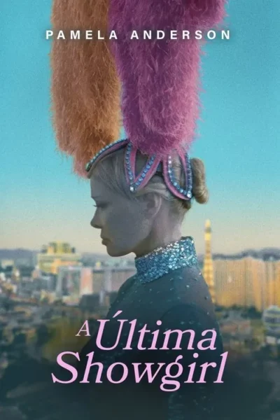 Mulher loira de perfil, em traje cintilante e cocar rosa com joias. Plumas enormes marrom e rosa flutuam. Ela olha horizonte urbano sob céu azul.