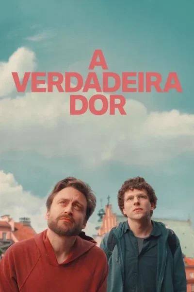 Dois homens, um barbudo e outro de óculos, olham para cima com expressões pensativas, contra um céu azul com nuvens e prédios ao fundo.