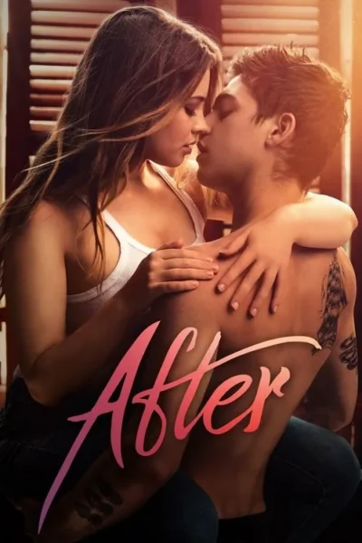 Jovem casal em pose íntima, quase se beijando. Ela usa um top branco, ele está sem camisa, exibindo tatuagens. Luz quente cria clima romântico.