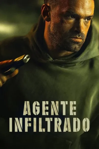 Pôster: Homem sério e barbudo em hoodie verde, com cicatrizes no rosto, apontando uma pistola. Clima intenso e sombrio.