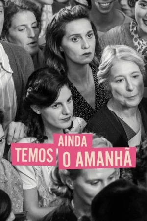 Pôster em P&B mostra várias mulheres em close-up, com expressões sérias e atentas, algumas olhando para cima.