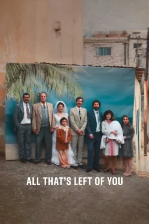 Uma família de nove posa para foto de casamento, com noiva e bebê, em frente a um pano de fundo de praia numa rua urbana. Clima nostálgico.