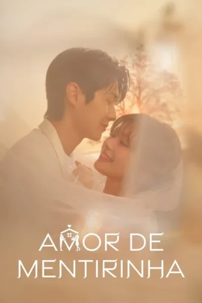 Um casal asiático se abraça ternamente, banhado em luz dourada de pôr do sol. Ela sorri com os olhos semicerrados, envolta em um véu. O clima é romântico e sonhador.