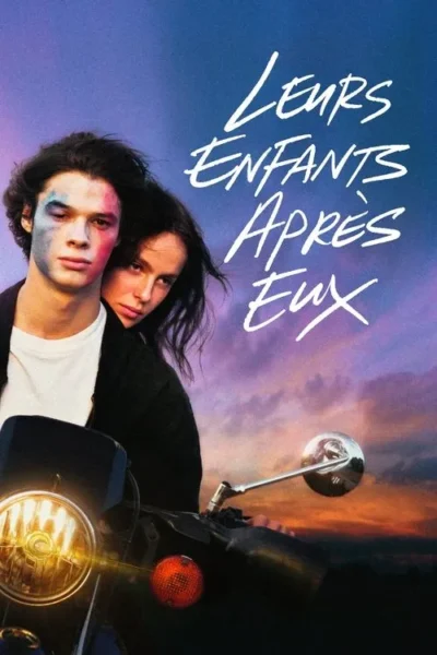 Dois jovens sérios em uma motocicleta, com o rosto do rapaz manchado de tinta colorida, contra um pôr do sol vibrante roxo e laranja.