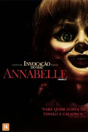 Boneca assustadora, com olhos esbugalhados e sorriso sinistro, em close-up contra fundo escuro. Atmosfera de terror.