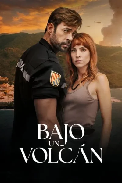 Um homem de uniforme e uma mulher ruiva sérios olham para frente. Pôr do sol dramático sobre montanhas, vila costeira e fumaça vulcânica.