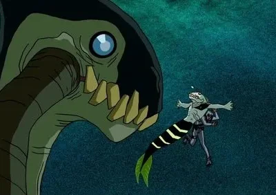 Um monstro marinho verde de dentes afiados persegue uma criatura com cauda de peixe que carrega um humano, sob a água escura.