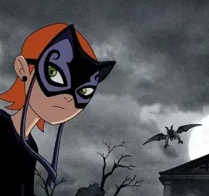 Jovem de cabelo ruivo e máscara roxa de gato em cemitério escuro. Lua cheia ilumina gárgula voadora e árvores secas. Clima misterioso.