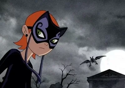 Jovem de cabelo ruivo e máscara roxa de gato em cemitério escuro. Lua cheia ilumina gárgula voadora e árvores secas. Clima misterioso.