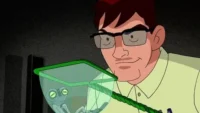 Homem de óculos com sorriso astuto observa alien cinza de olhos verdes em rede. Fundo escuro.