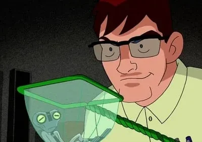 Homem de óculos com sorriso astuto observa alien cinza de olhos verdes em rede. Fundo escuro.