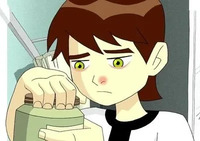 Garoto animado de cabelos castanhos e olhos verdes pálidos, com nariz vermelho, tenta abrir um pote verde com olhar preocupado.