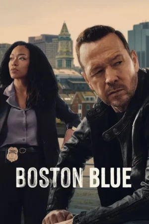 Dois policiais sérios, um homem e uma mulher, em primeiro plano. Fundo urbano de Boston com torre de igreja e céu claro.