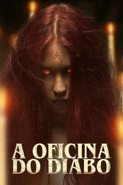 Mulher de cabelo vermelho bagunçado e olhos vermelhos brilhantes, com símbolo na testa, emerge de fundo escuro com luzes de velas. Clima tenso.