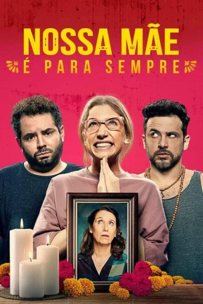 Três adultos, um orando, dois olhando para os lados, ao redor do retrato de uma mulher idosa. Velas acesas e flores em fundo rosa.