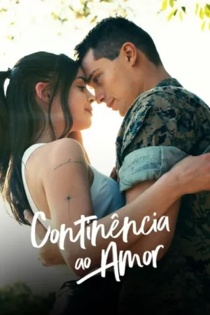 Um casal se abraça ternamente, testas encostadas. Ele veste uniforme militar, ela um top claro. Fundo claro e desfocado. Clima romântico.