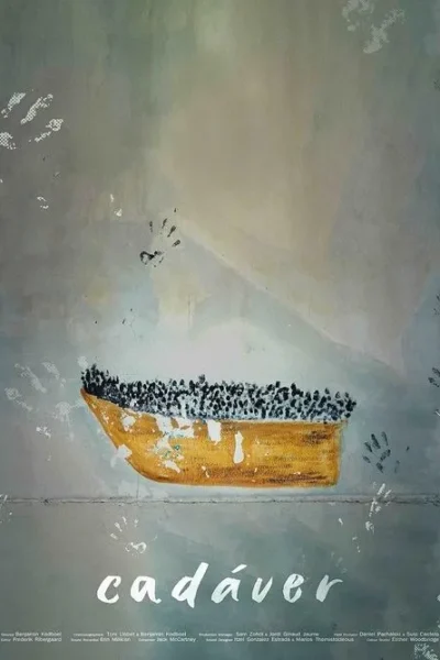 Pôster: Fundo de parede desbotada com várias impressões de mãos. Um barco amarelo simples, lotado de figuras humanas escuras, flutua. Clima sombrio.