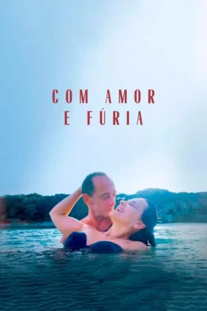 Um casal se abraça na água. Ela sorri olhando para ele, sob um céu claro com colinas no fundo. Clima romântico.