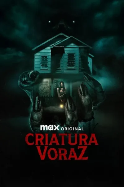 Pôster de terror: mãos monstruosas seguram uma casa velha, onde uma mulher com lanterna está à frente. Olhos brilhantes espreitam no céu sombrio.