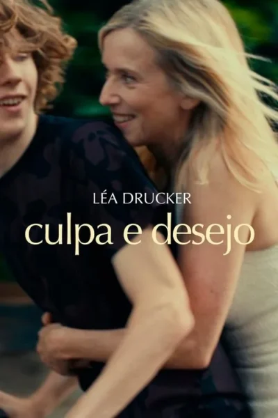 Jovem de cabelo cacheado e mulher loira sorriem num abraço íntimo. Ela o envolve por trás, com fundo verde desfocado. Clima caloroso.