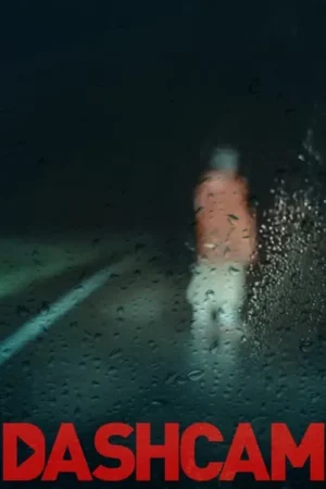 Vista noturna e chuvosa de estrada através de um para-brisa molhado. Uma figura borrada e distante aparece no escuro. Clima de suspense.