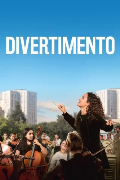 Jovem maestrina sorridente conduz orquestra de cordas em um parque urbano ensolarado, com edifícios altos ao fundo. Clima vibrante.