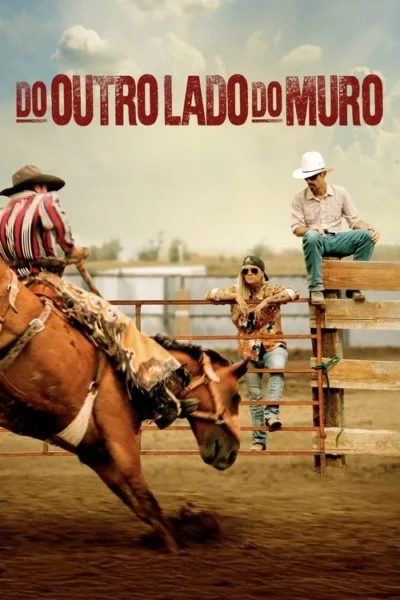 Um cowboy monta um cavalo marrom em uma arena de rodeio, enquanto um homem e uma mulher observam de uma cerca. Clima rural.
