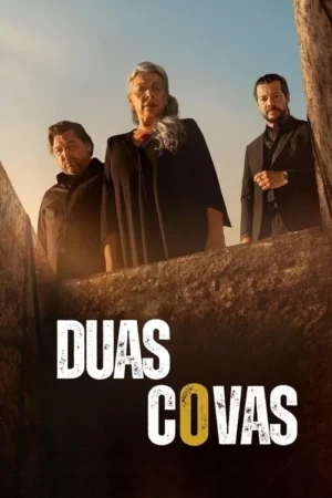 Três personagens sérios (uma mulher grisalha e dois homens) olham de uma barreira rochosa escura sob um céu claro. Clima tenso.