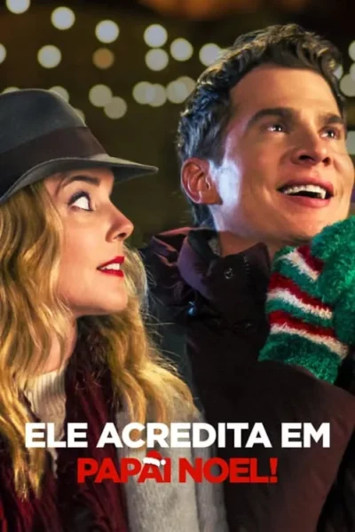 Casal alegre sob luzes festivas. Mulher de chapéu e homem com luva de Natal sorriem, olhando para cima.