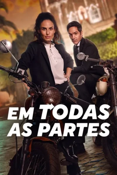 Mulher séria de blazer e homem de terno em motos clássicas, com fundo urbano. Transmite um clima de mistério e aventura.