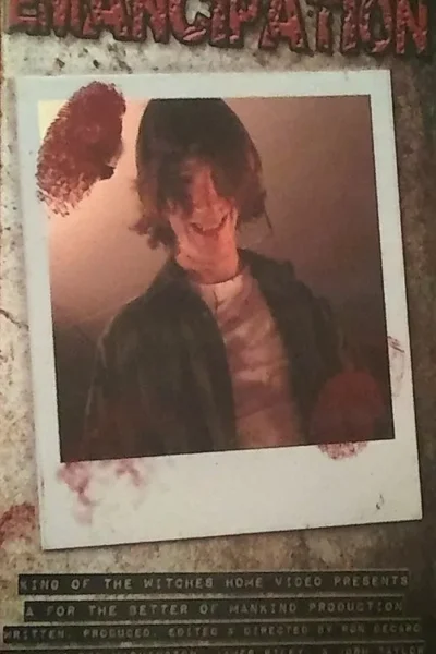 Pôster: Foto polaroid manchada de vermelho. Uma pessoa de cabelo escuro sorri sinistramente. Fundo grunge. Clima de terror.