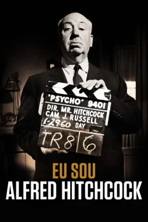 Homem careca de terno segura claquete, olhando sério. Fundo escuro, iluminação dramática. Clima clássico e misterioso.