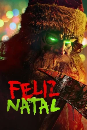 Papai Noel macabro de olhos verdes brilhantes, gorro de pele e barba, segurando um cutelo ensanguentado. Luzes de Natal e Feliz Natal.