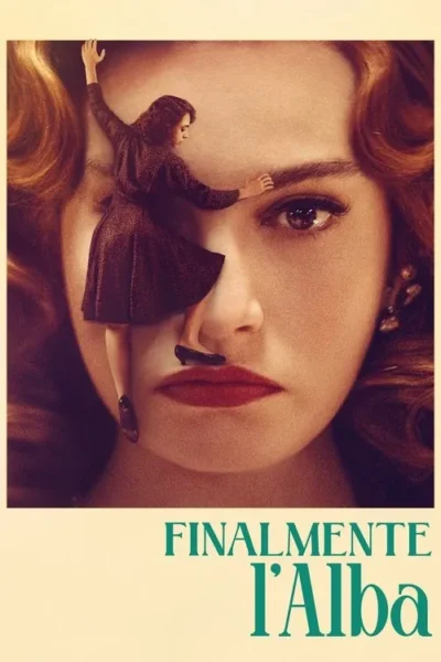 Uma pequena mulher escala o rosto de uma mulher maior, com lábios vermelhos e cabelo ondulado. Imagem surreal e dramática.