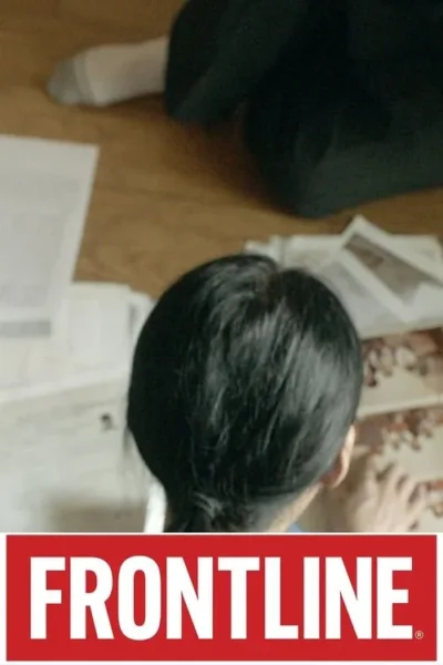 Uma pessoa de costas debruçada sobre papéis espalhados no chão de madeira. Perna de outra pessoa ao fundo. Clima investigativo ou de estudo.