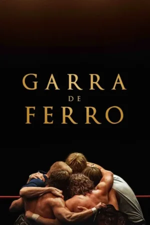 Pôster: Quatro homens musculosos se abraçam em um ringue escuro, com um cinturão de luta visível. Imagem de união e emoção.