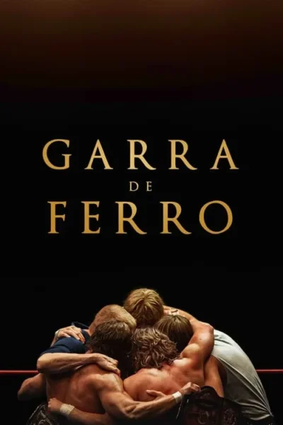 Pôster: Quatro homens musculosos se abraçam em um ringue escuro, com um cinturão de luta visível. Imagem de união e emoção.