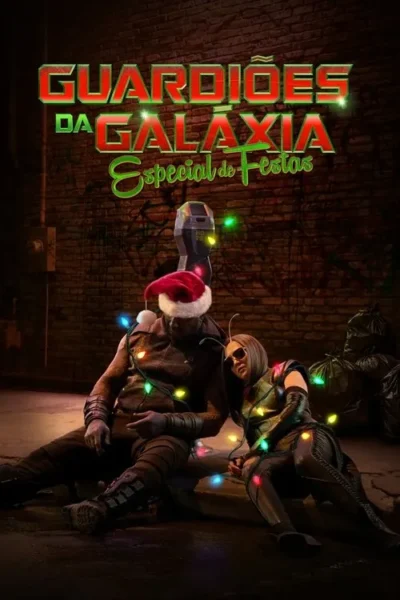 Duas figuras, uma com chapéu de Papai Noel e outra com antenas, ambas enroladas em luzes de Natal, sentadas em um beco escuro e sujo. Clima festivo e urbano.