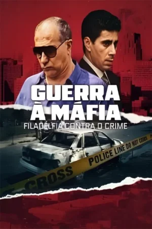 Dois homens sérios (um de óculos escuros, outro de terno) sobre skyline urbano. Abaixo, um carro danificado com fita policial. Clima de crime.