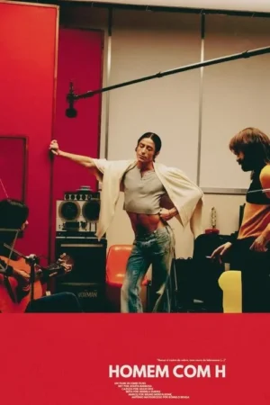 No estúdio, figura em crop top e jeans posa dramaticamente entre músicos. Um toca guitarra, outro observa com cigarro. Ambiente retro de performance.