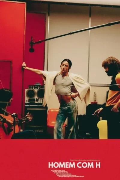 No estúdio, figura em crop top e jeans posa dramaticamente entre músicos. Um toca guitarra, outro observa com cigarro. Ambiente retro de performance.