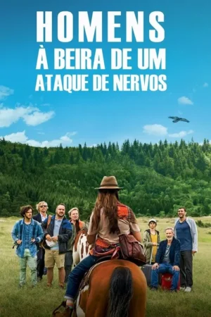 Mulher a cavalo de costas encara um grupo de homens em campo aberto com floresta e céu azul. Um clima cômico de aventura.