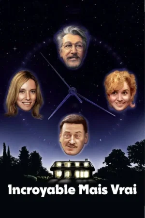 Quatro rostos flutuantes, dispostos como um relógio, em um céu estrelado. Abaixo, uma casa iluminada em meio a árvores escuras. Clima surreal.