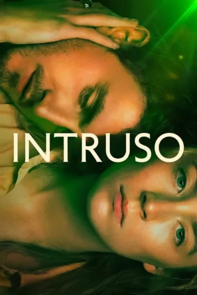 Dois rostos em close: um homem dormindo e uma mulher com olhos verdes abertos. Uma mão toca a testa dele. Luz verde cria um clima misterioso.