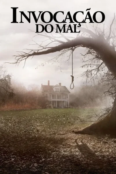 Casa velha e isolada na névoa. Uma árvore seca, com um laço de forca pendurado, domina o primeiro plano. Ambiente desolador e assustador.
