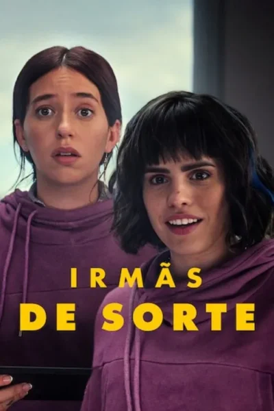 Duas jovens em hoodies roxos. Uma com olhos arregalados de surpresa, a outra sorrindo animadamente. Fundo claro e desfocado. Clima de comédia.
