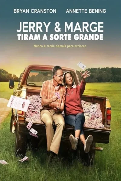 Casal idoso e sorridente sentado na caçamba de uma picape cheia de bilhetes. Ela joga um para o ar em um campo verde.